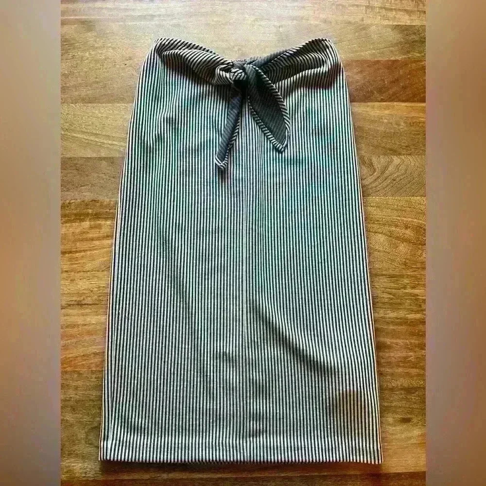 Club Monaco Striped Pencil Skirt with Tie Waist | XS | Gray White